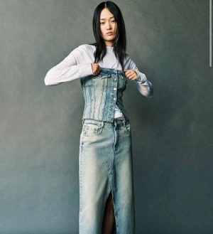 Jeans topp zara - Trendig jeans topp från zara! Helt slutsåld