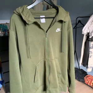 Nike hoodie/Zip - Asnajs Hoodie från nike, säljer då jag inte använder. pris kan diskuteras vid snabb affär. 