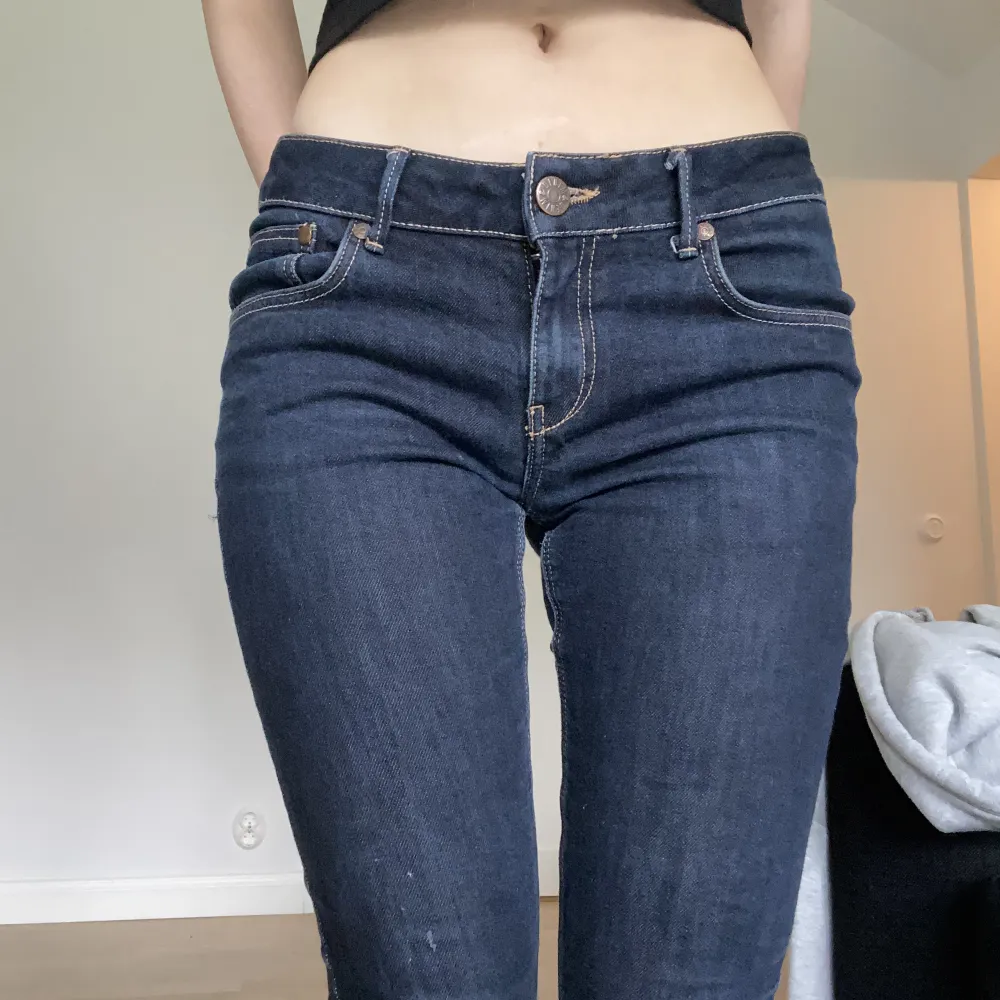 Lågmidjade jeans som aldrig kommer till använding då jag har liknande jeans som jag gillar mer så dom här har åkt längre o längre ner i garderoben💔. Jeans & Byxor.