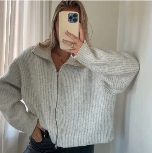 Weekday Stickad tröja - Från weekday, nypris 500. Storlek M. I fint skick, sparsamt använd! Köparen står för frakt