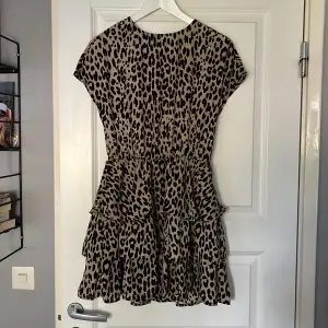 Miniklänning med leopardmönster från gina tricot. Storlek 34