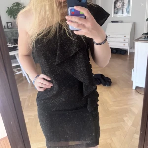 Klänning - En jättefin fest eller nyårsklänning med oneshoulder från mango💞