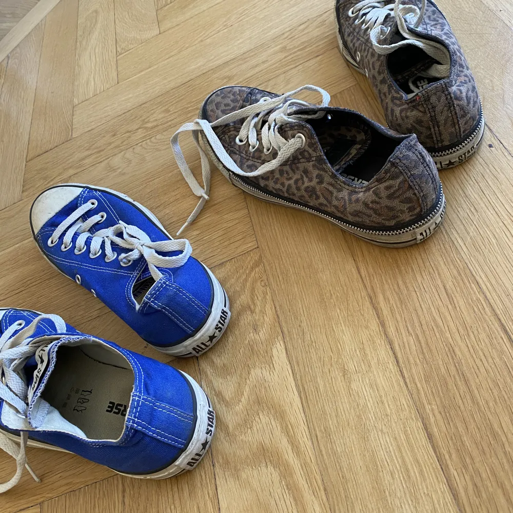 Säljer båda dessa converse i storlek 37,5. 200 kronor styck eller 350 för båda ! . Skor.