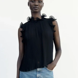 Zara - Säljer min fina topp från Zara som just nu är slutsåld. Köpt i maj, nypris 329kr och är i nyskick. Skriv privat för fler bilder<33