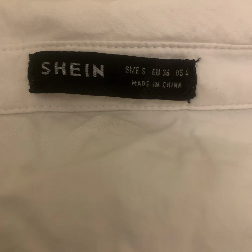 Säljer denna skjorta från shein eftersom den aldrig kommit till användning, kom privat om du har frågor🥰. Skjortor.
