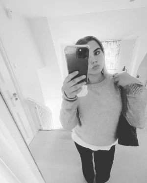 Stickad grå tröja  - Säljer denna tröja, den har jag haft i nått år nu men ingen liten söm som ens är sönder utan mest lite knopprig, pris kan sänkas❤️🫶🏻