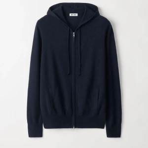 Soft Goat zip Hoodie - Säljer min mörkblåa soft Goat zip-Hoodie då den är föliten köpt hos soft Goat kvitto finns inte kvar helt okej sick är stor lek M men sitter som en S ny pris 2675 kr mitt pris 1499 priset kan diskutera vid snabb affär 