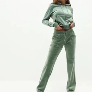 Nytt grönt juicy sett säljes  - Som nytt, har egna bilder om så.  Storlek xs i båda delarna. Passar mig som är 163😽