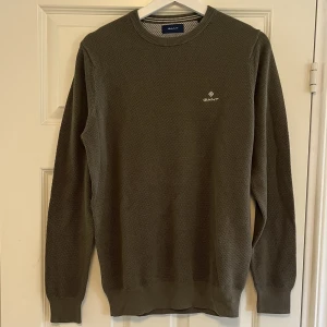 Gant tröja - Säljer nu min olivgröna tröja från Gant, som inte kommer till användning. Bra skick,9/10. Nypris 1200kr.