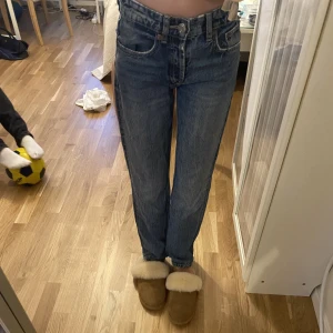 Zara jeans  - Snygga midwaist baggy jeans från zara, lite slitna nere men inget som märks. Säljer dom då dom är för korta.🩷 
