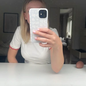 tröja - vit t-shirt från zara med röda detaljer, köpt från zara för ungefär ett år sen men har knappt använt💗