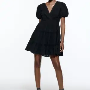 Säljer denna svarta klänning ifrån Zara i storlek S💓💓