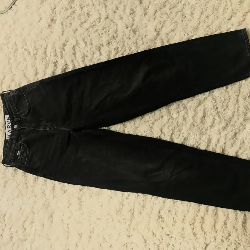 Sköna svarta jeans från KARVE som är highwaist, köpt på carlings för 800, säljer för 150. Aldrig använda i skick 9/10. Storlek XS, sitter som en 34.. Jeans & Byxor.