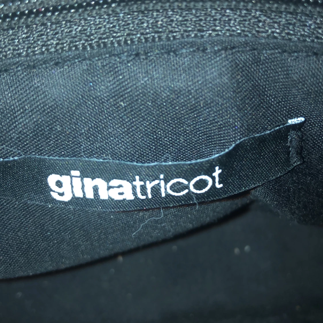 En svart handväska  - 90