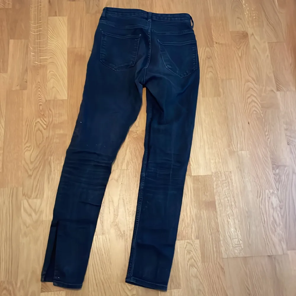 Säljer mina flared high-waist jeans från H&M Divided. Använda ett par gånger men fortfarande bra kvalite. Priset kan diskuteras❤️Kontakta vid intresse🫶🏻. Jeans & Byxor.
