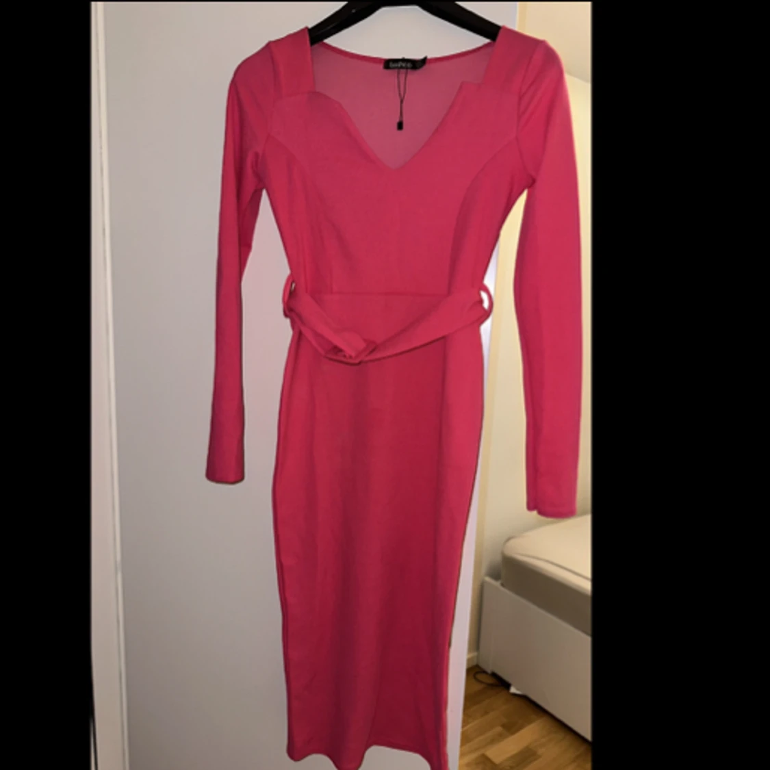 V-ringad klänning med knytskärp🥰 - 90