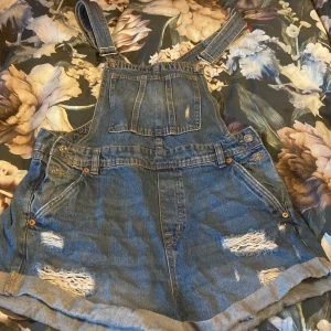 Hängselshorts divided stl 40 - Hängselshorts från divided stl 40