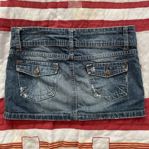 Jeans kjol - Säljer denna söta mini skirt då den är för stor för mig! skriv vid funderingar🩷