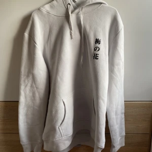 Vit hoodie med tryck - Jätte fin vit hoodie med tryck! Trycket och tröjan är som nytt!   Tröjan är köpt i storlek XXL och den har mycket mjukt och skönt material!