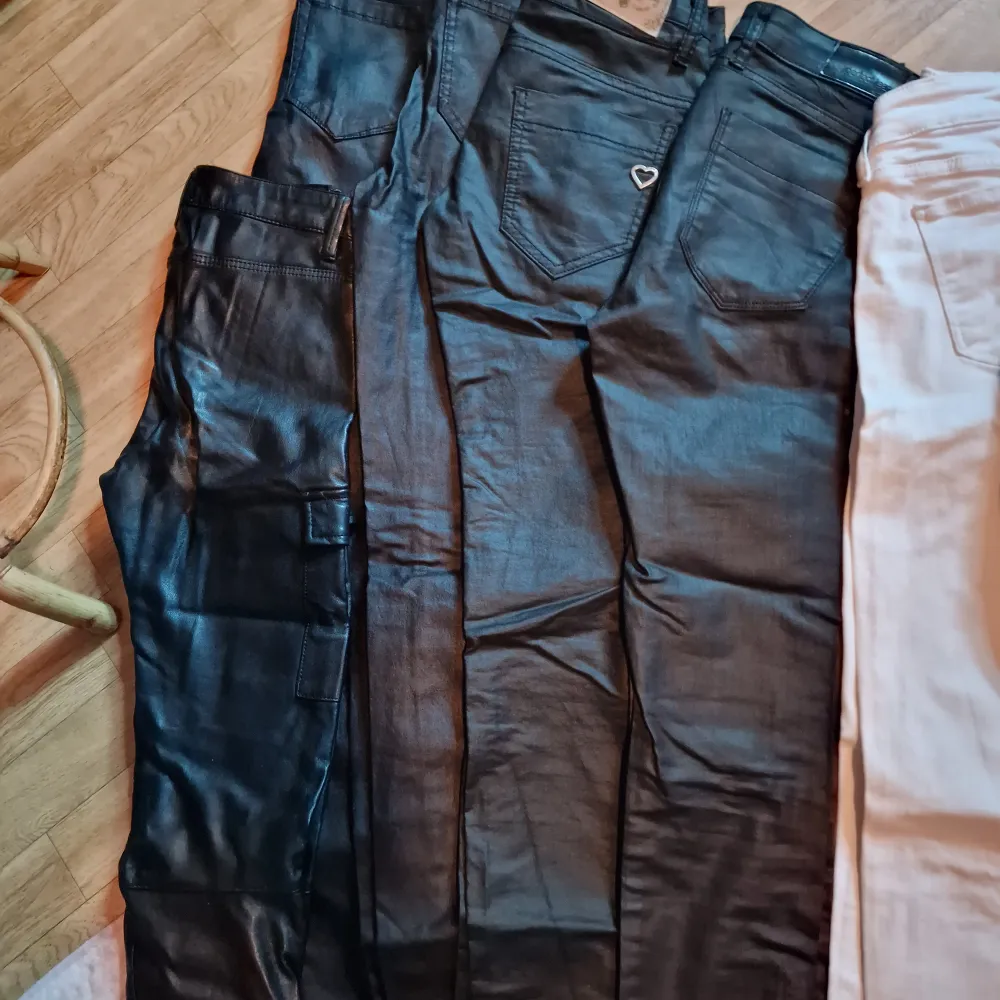 Fina jeans  i nyckick. svarta skinnimitation byxor  Vita vanliga  Låg midja o smala ben . Jeans & Byxor.