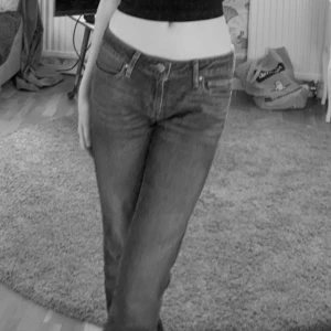 Low waist Levis jeans  - Ur snygga Levis jeans, low waist bootcut älskar dem verkligen men behöver rensa min garderob. Gammal modell (original pris 800kr) 