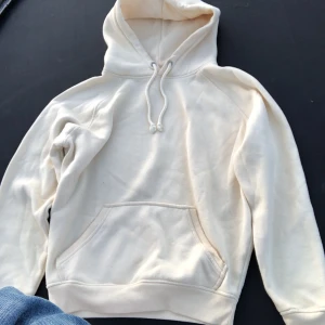 Pastell gul bik bok hoodie  - Den är i bra skick inte helt oanvänd så den har hunnit blivit lite nopprig men det kan man ta bort. Väldigt skön och fin passform. Pastell gul