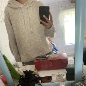 Mysigaste hoodien - Säljer denna urmysiga hoodien från HM. Lika mysig att ha nu på sommar kvällarna som en regnig höstdag eller kall vinter. Tveka inte att kontakta mig privat vid intresse eller frågor så svarar jag så fort som möjligt 💘