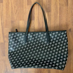 Don Donna väska - Säljer en Don Donna väska. Lite skav vid banden annars fint skick. Köpare står för frakt🌷👜