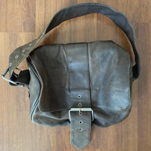 Tiger of Sweden  - Säljer en väska från Tiger of Sweden. Lite skav vid spännet annars bra skick. Köpare står för frakt💌