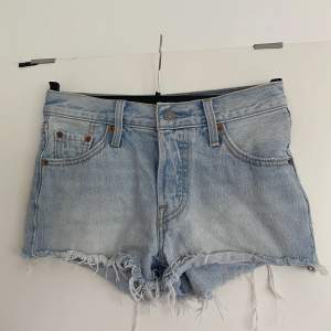 Jeansshorts från Levis i modell 501,som blivit för små. Fortfarande väldigt fina.  Frakten ingår ej. 