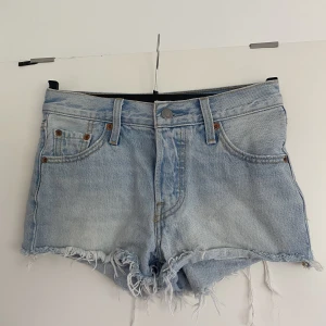 Jeansshorts Levis 501 - Jeansshorts från Levis i modell 501,som blivit för små. Fortfarande väldigt fina.  Frakten ingår ej. 