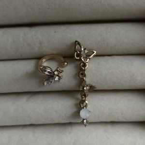 Örhänge och earcuff från Emmiol - Örhänge och earcuff med fjärilsmotiv från Emmiol. 