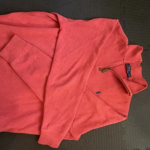 Ralph lauren half zip  - Säljer min ralph lauren halfzip i storlek M då den inte sitter så bra på mig längre. Har haft den ca 3v använder ett fåtal gånger. Säljer därför den här på plick🤩😁