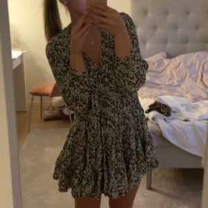 Klänning - Säljer min fina sommarklänning, klänningen nästan aldrig använd och har inga tecken på användning för den delen. Kontakta för fler bilder💕