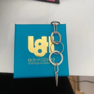 L8 Hasselblad örhänge  - Skit najs örhänge!! Äkta silver o knappt använt. Nypris runt 500kr. Liknande Maria Nilsdotter 