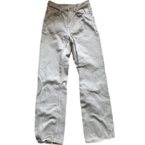 Off White Jeans - Rowe Extra High Straight Jeans från Weekday  bara använda 1 gång W 28 L 32 färgen är mer beige i verkligheten