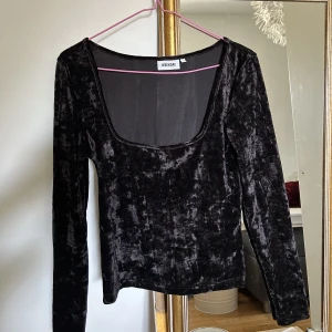 Sammetstopp från WEEKDAY 🖤⚡️ - Jättefin svart sammetstopp från weekday! Frakt på 60 kr tillkommer 🖤⚡️