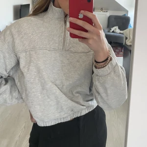 Zip up sweatshirt - Jätte fin zip up sweater från Weekday. Den är croppad och skicket är som ny. 