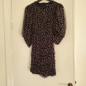Oanvänd klänning mesh - Sommarfin klänning i mesh med blommor från zara, oanvänd