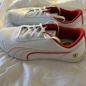 Puma Ferrari skor - Använda endast ett par gånger, i princip nyskick. Storlek 45. 200 kr. 