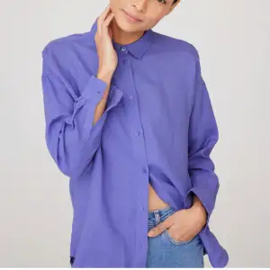 En helt ny linneskjorta i färgen blå/lila från Cubus. Säljer den för den är lite för stor för mig! Den är slutsåld på Cubus så här har ni möjlighet att köpa! 