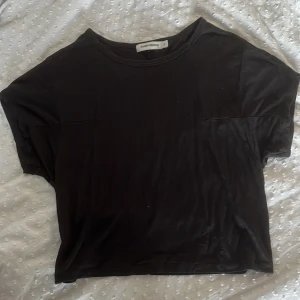 Boxig T-shirt  - Tisha från carin wester, ganska boxig men snygg passform och har detaljer vid sidorna (bild3) säljer åt min moster🤍