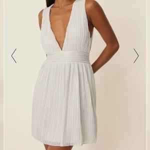 Silvrig klänning - Säljer min fina silvriga klänning, ÄLSKAR DEN. Helt oanvänd. Storlek S