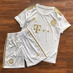 Bayern München T-shirt - Jag säljer ett par nya Bayern München T-shirts tillsammans med shorts för endast 559 kr. Leveransen tar ungefär 2 veckor. Eller så kan vi mötas upp i Västerås. Finns i alla storlekar. 