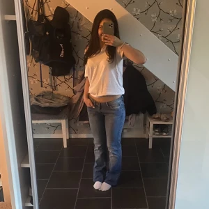 Lågmidjade jeans  - Supersnygga lågmidjade jeans i storlek W25 L32, skulle säga att de passar storlek 34