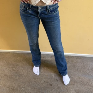 Lågmidjade jeans - Säljer dessa fina lågmidjade jeansen ifrån ltb i storlek 27/32. Använd fåtal gånger. De är i väldigt stretchigt material så att man därmed kan töja ut dem lite. Jag är runt 173 cm lång och passar bra i längden. Midjemåttet är 40 cm. Priset kan diskuteras💕