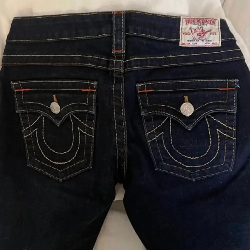 Säljer dessa ursnygga true religion jeans då de inte passar mig i längden, slit längst ner ❤️. Jeans & Byxor.