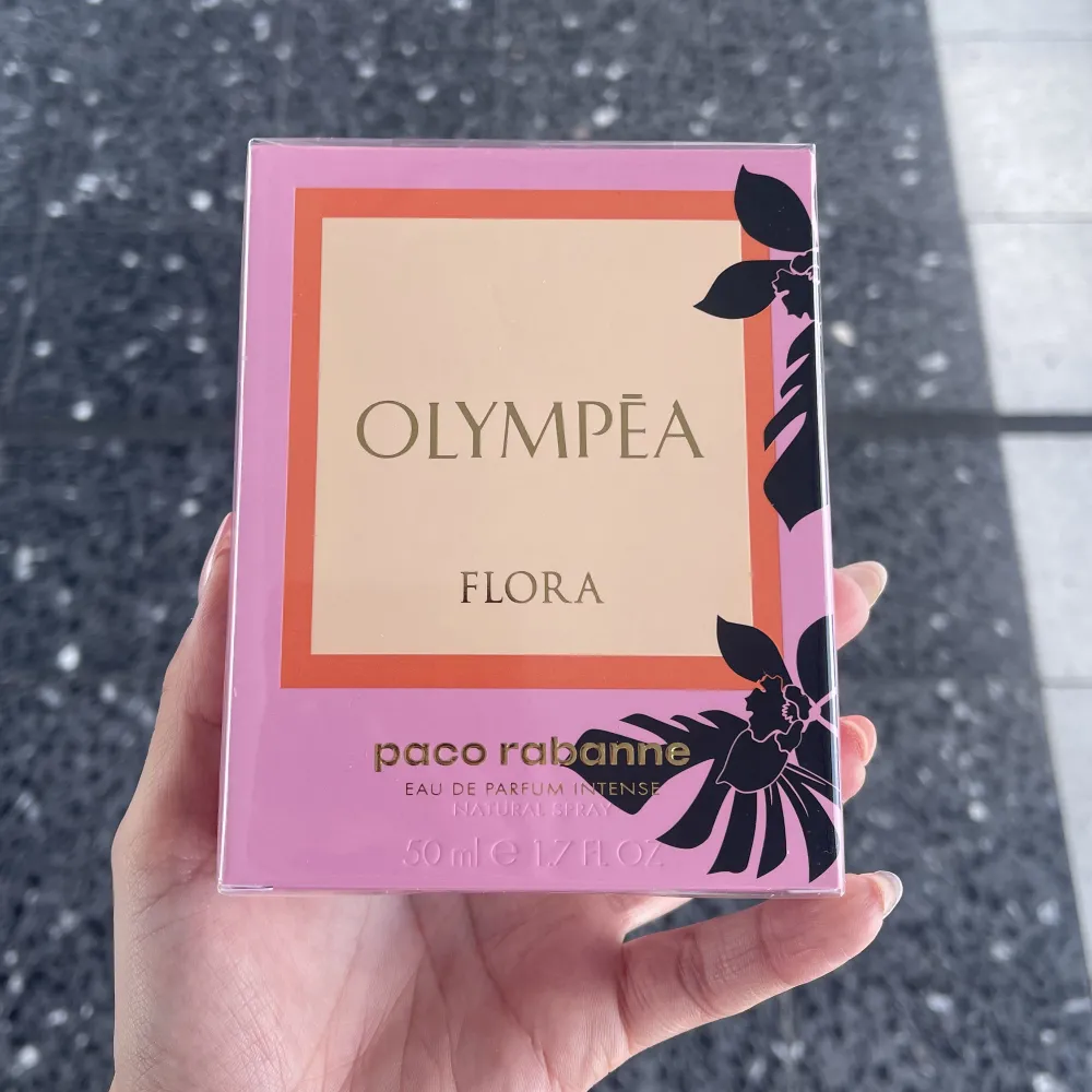 Har en ny helt oöppnad Olympea Flora EDP parfym som jag inte kommer att använda och vill därför bli av med den. På kicks och parfym.se sälja den för ca 880 kr som ni kan se på bilderna också. . Parfym.