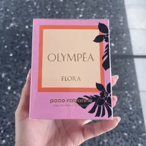 Har en ny helt oöppnad Olympea Flora EDP parfym som jag inte kommer att använda och vill därför bli av med den. På kicks och parfym.se sälja den för ca 880 kr som ni kan se på bilderna också. 