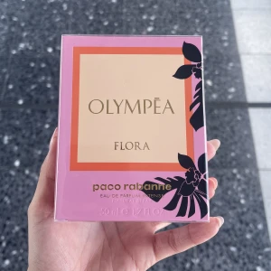 Oöppnad parfym - Har en ny helt oöppnad Olympea Flora EDP parfym då jag redan har en. På kicks och parfym.se säljer den för ca 880 kr som ni kan se på bilderna också. 